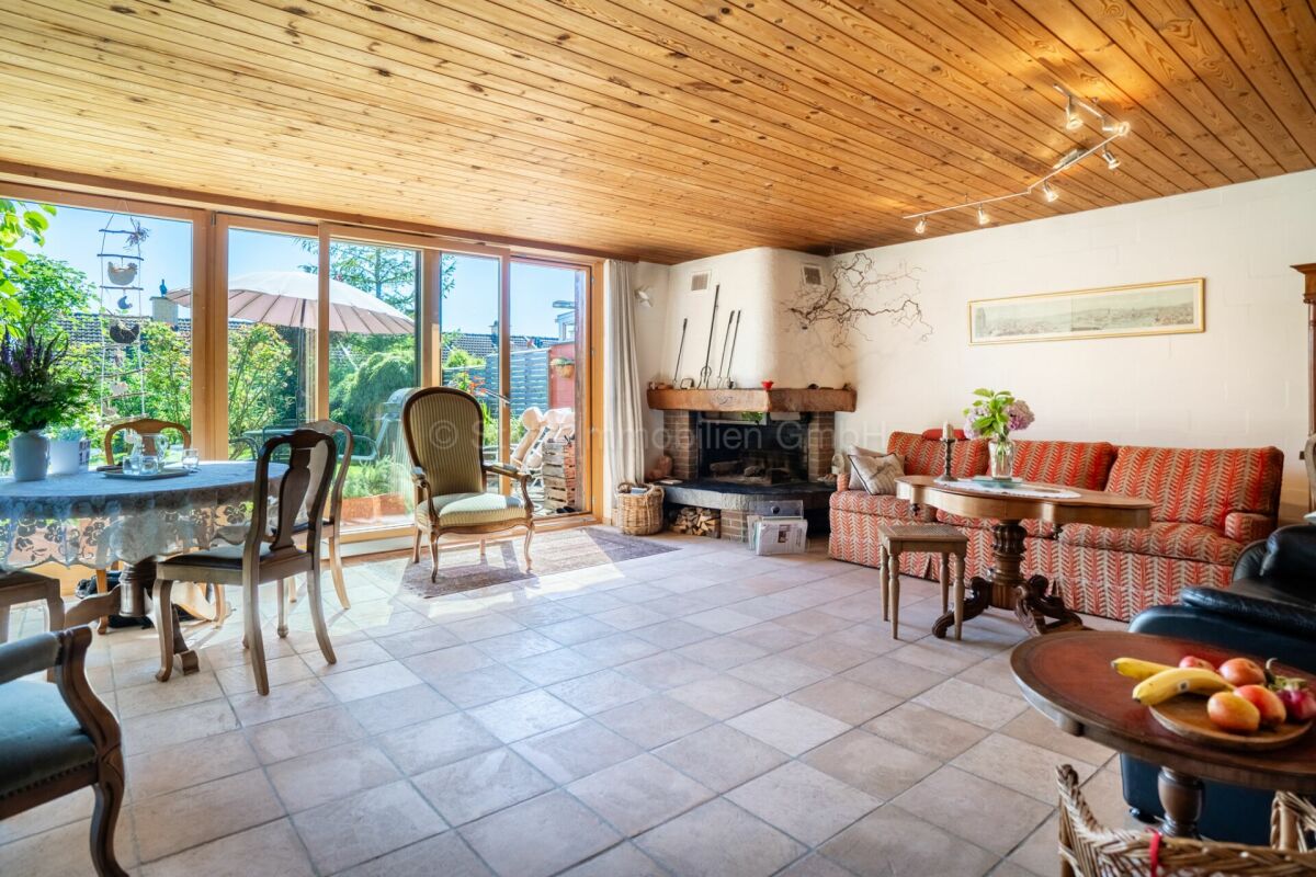 Wohnzimmer mit Gartenblick