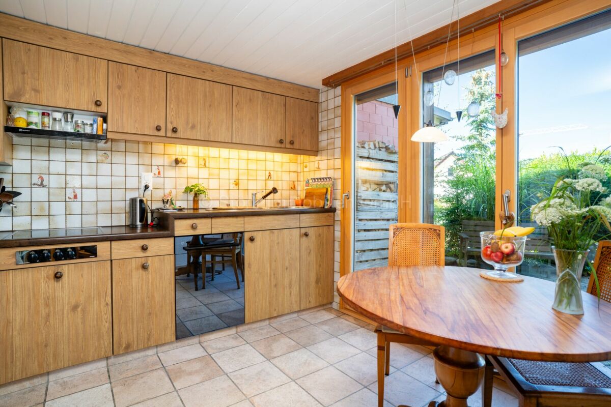 Helle Küche mit Essbereich und Terrassenzugang