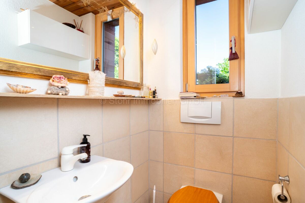 Kleines Gäste-WC mit Waschbecken und Fenster