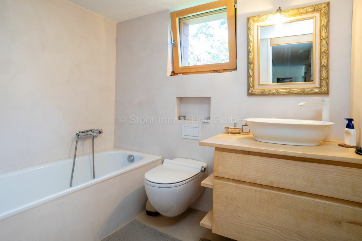 Badezimmer mit Wanne und Waschtisch