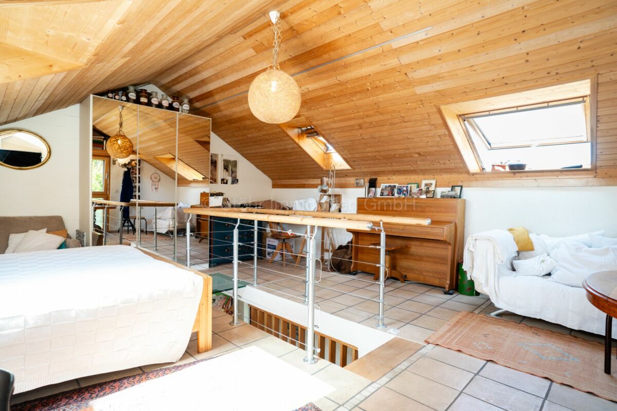 Dachgeschoss-Schlafzimmer mit Galerie