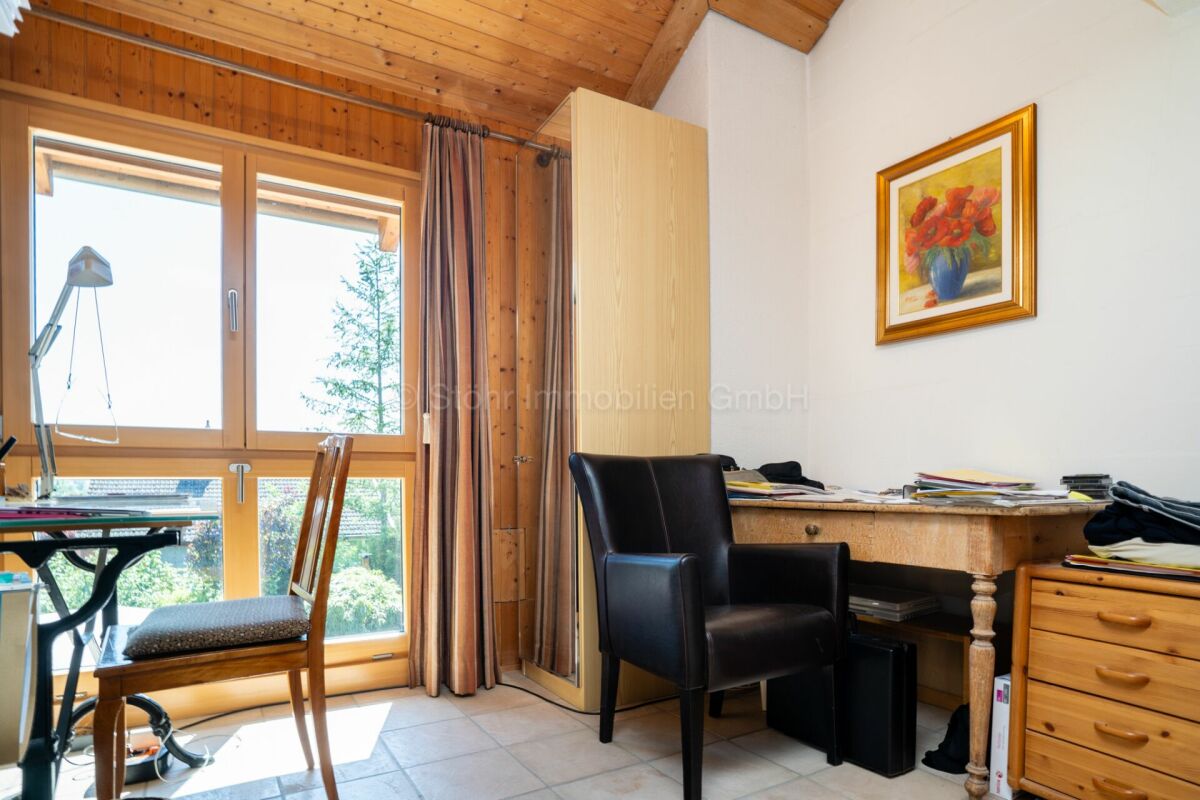 Arbeitszimmer mit Holzdecke und Blick ins Grüne