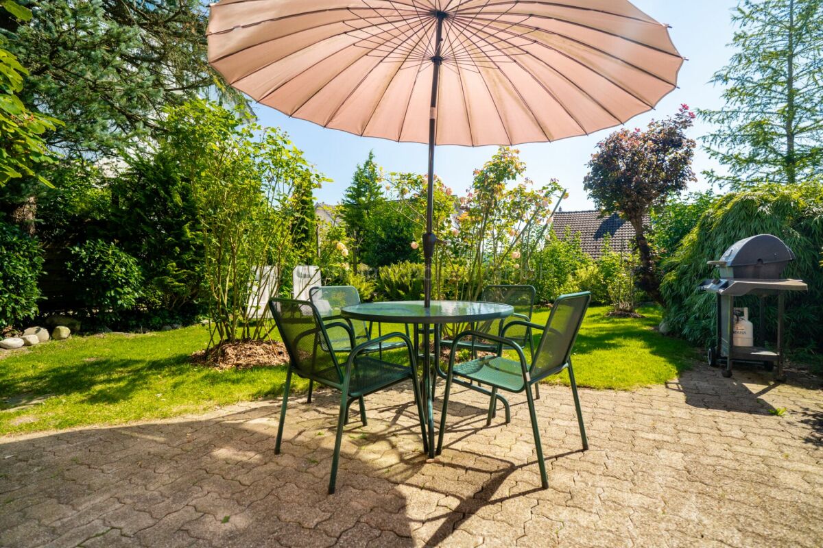 Terrasse im grünen Garten