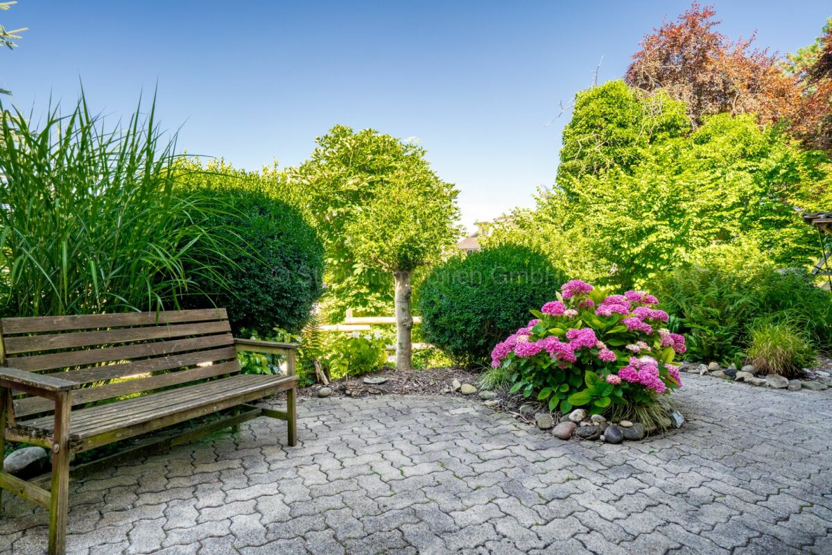 Garten mit Sitzbank