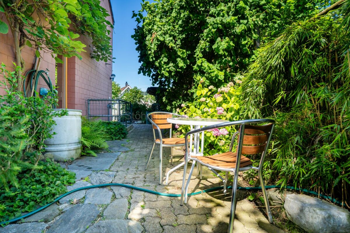 Gartenweg mit Sitzplatz