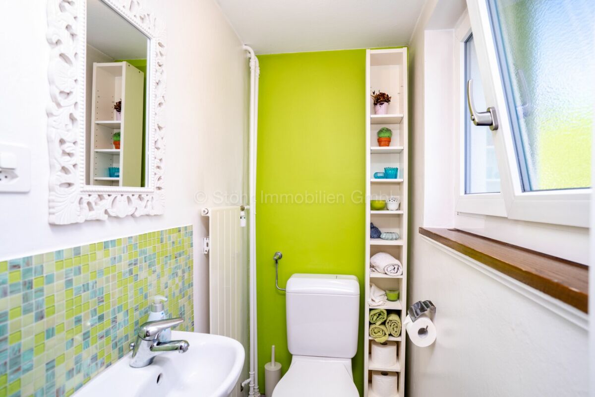 Gäste-WC mit farbiger Akzentwand