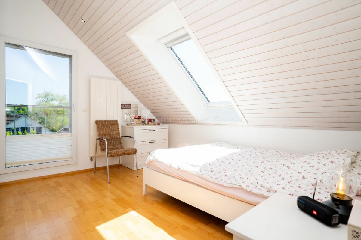 Helles Dachgeschoss-Schlafzimmer