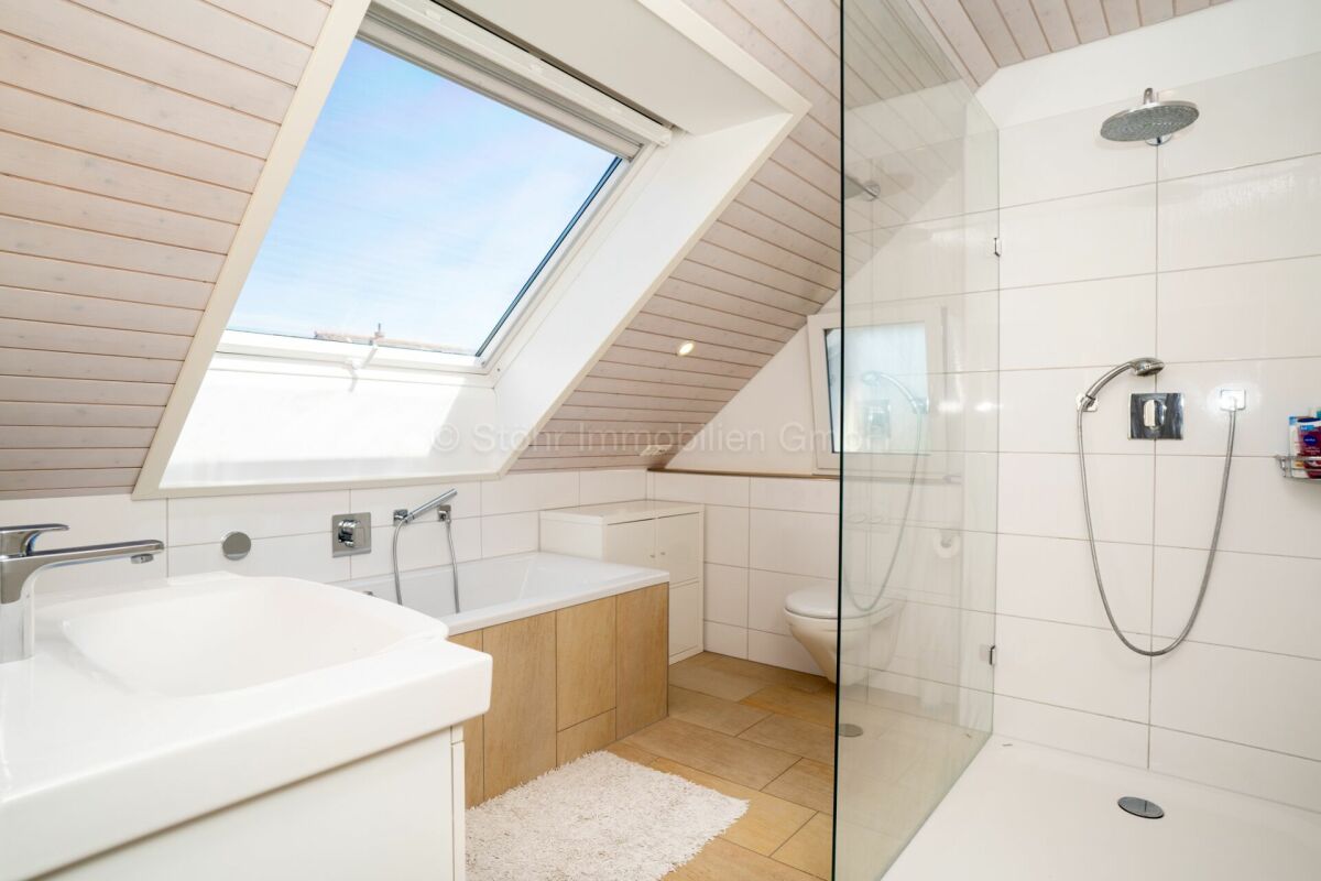 Modernes Dachbad mit Dusche und Badewanne