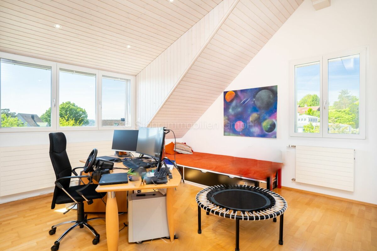Dachgeschoss-Büro mit Schlafbereich