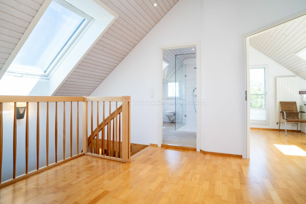 Heller Dachbodenflur mit Blick in Bad und Arbeitszimmer