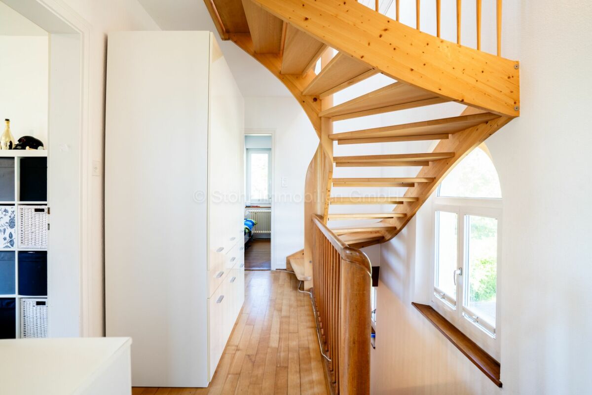 Flur mit Wendeltreppe aus Holz