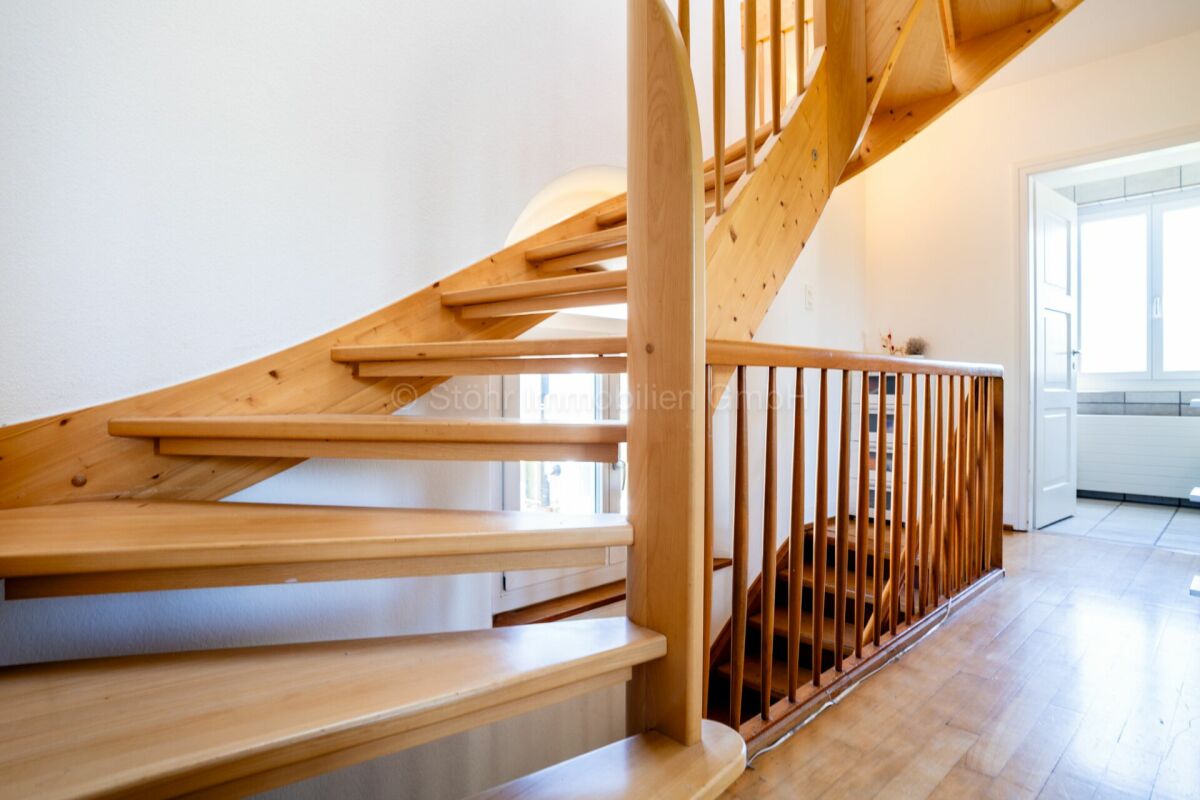 Treppenhaus mit Holztreppe