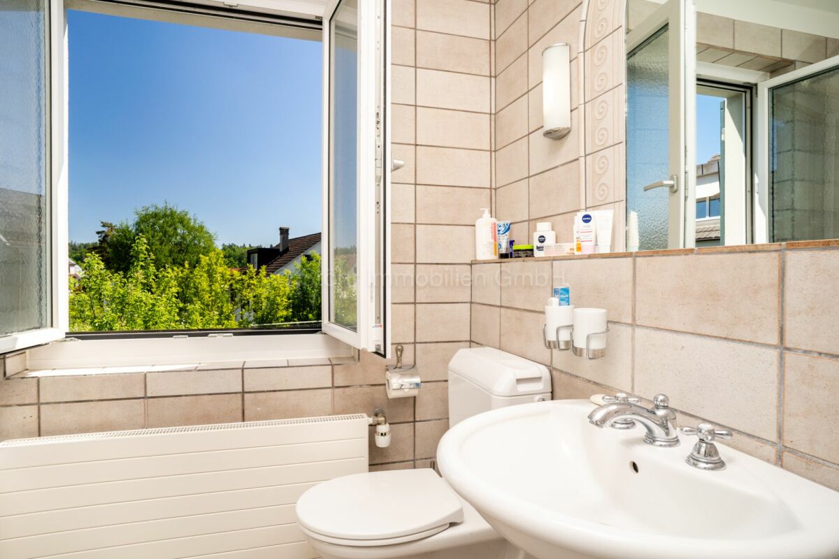 Badezimmer mit offenem Fenster