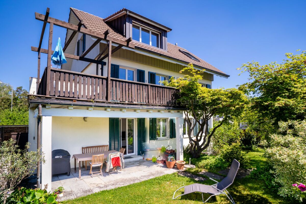 Haus mit Holzterrasse und Garten