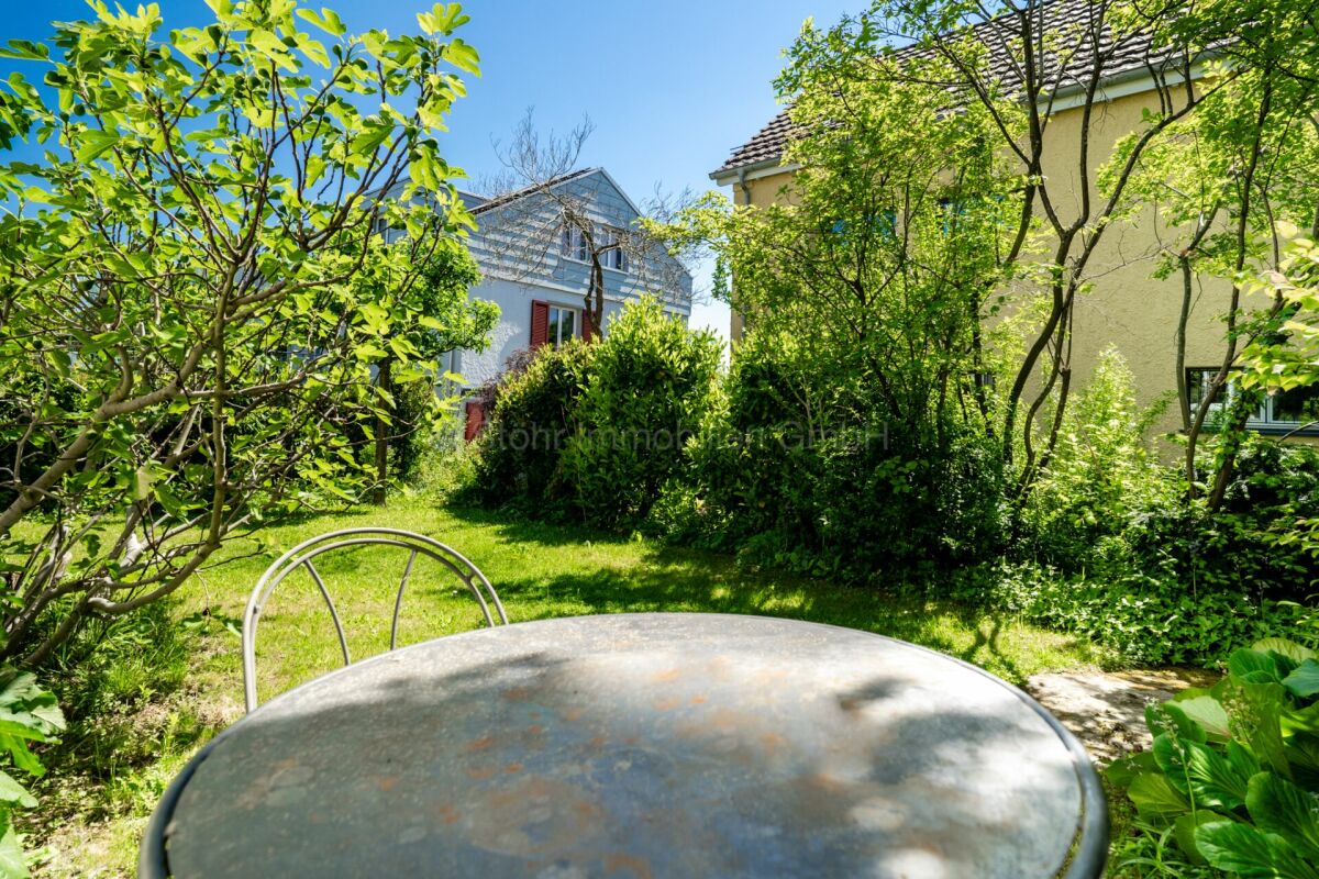 Garten mit Sitzplatz zwischen Wohnhäusern