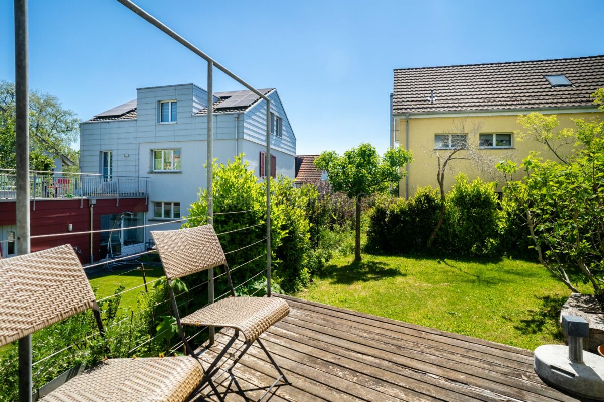 Gartenblick von einer Holzterrasse