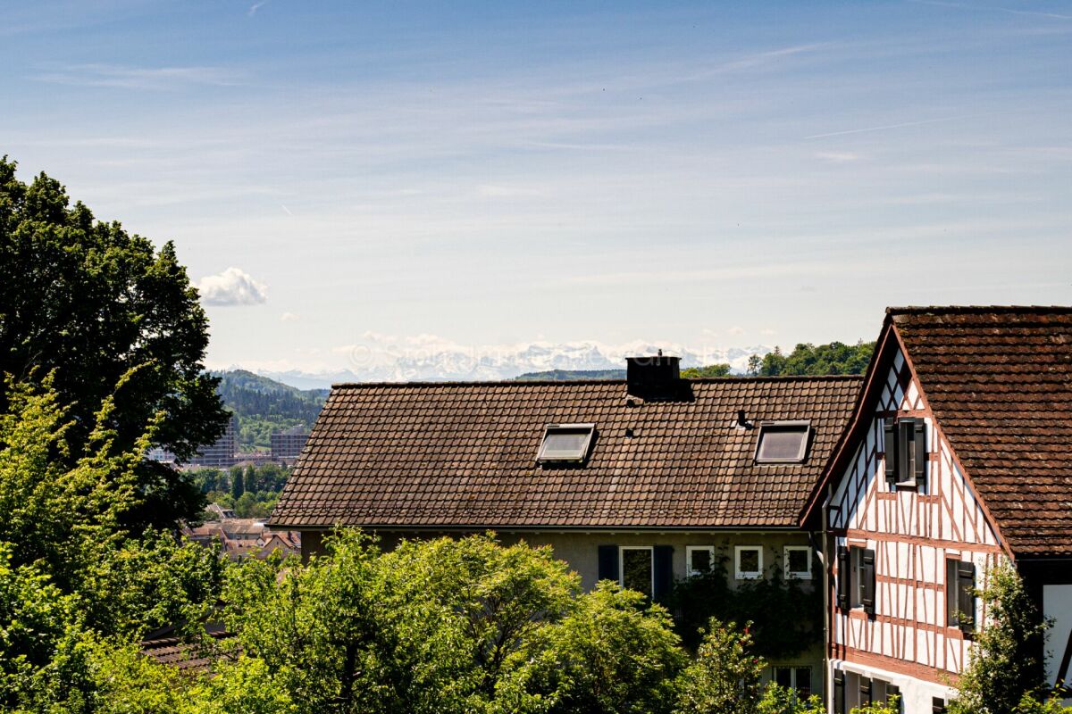 Außenansicht eines Hauses mit Satteldach und Fachwerkfassade
