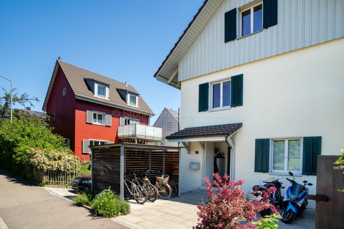 Wohnhaus mit Vorgarten und Stellplatz