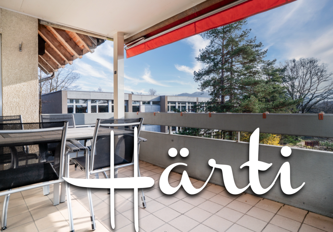 Überdachter Balkon mit Blick ins Grüne