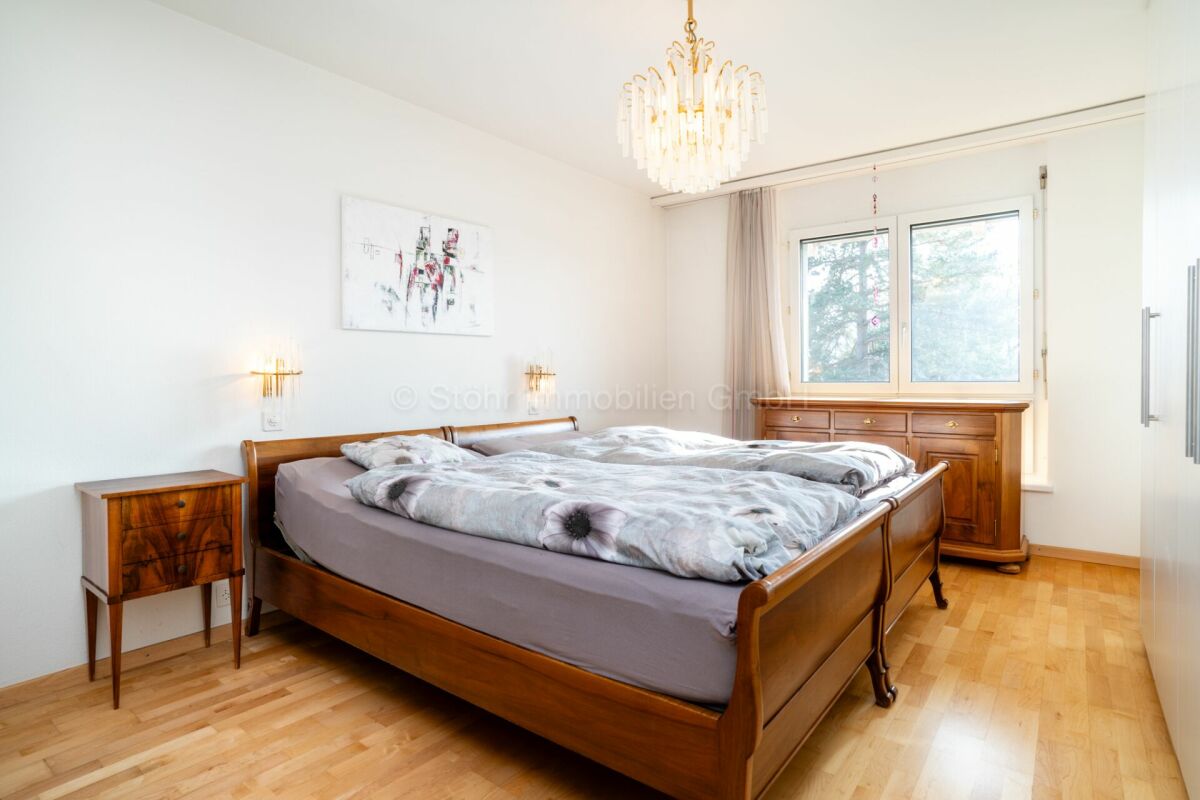 Helles Schlafzimmer mit Holzmöbeln
