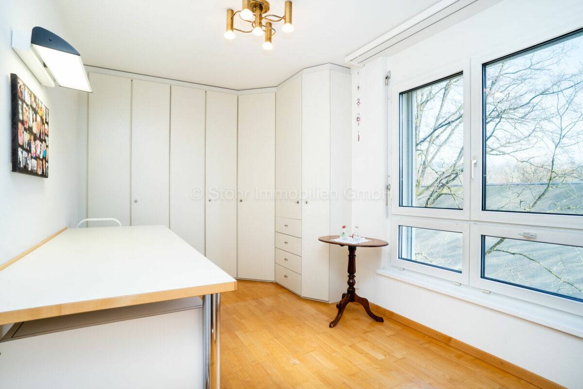 Helles Zimmer mit großen Fenstern und Einbauschränken