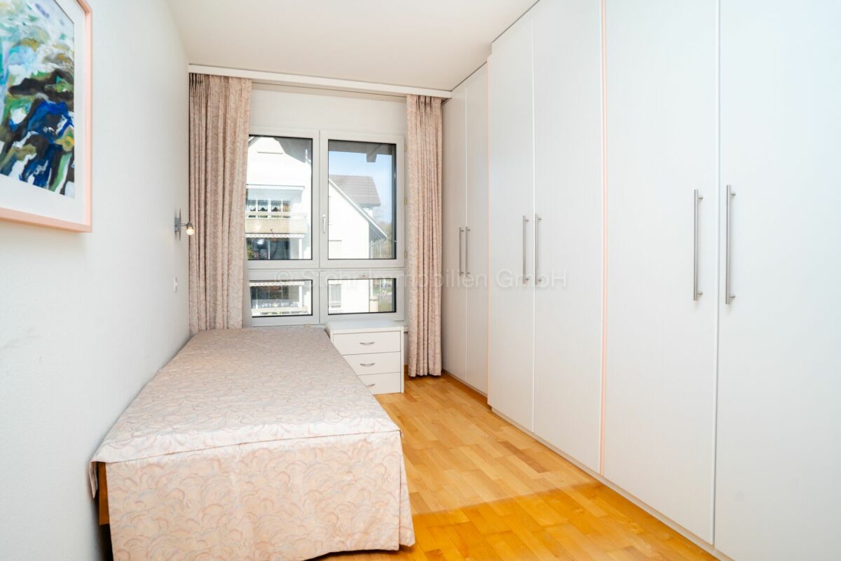 Helles Schlafzimmer mit Einbauschrank