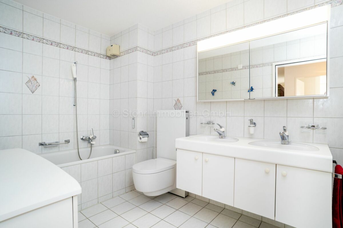 Helles Badezimmer mit Badewanne und Doppelwaschtisch