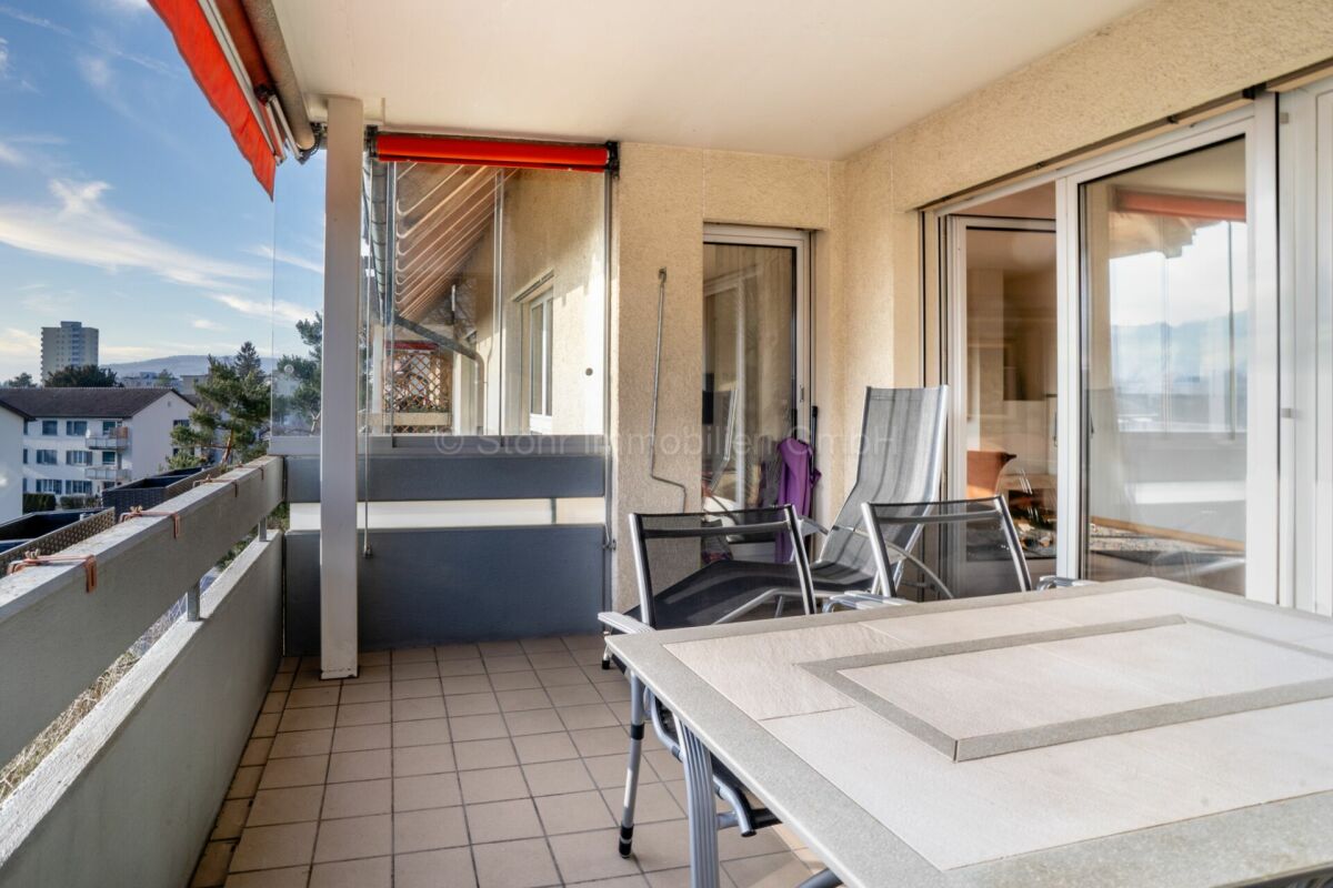 Balkon mit Sitzgruppe und Ausblick