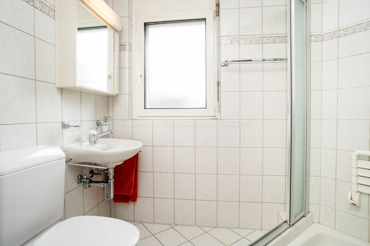 Badezimmer mit Dusche und Waschbecken