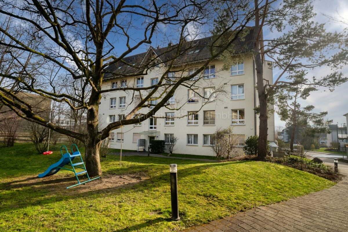Mehrfamilienhaus mit Garten und Spielplatz