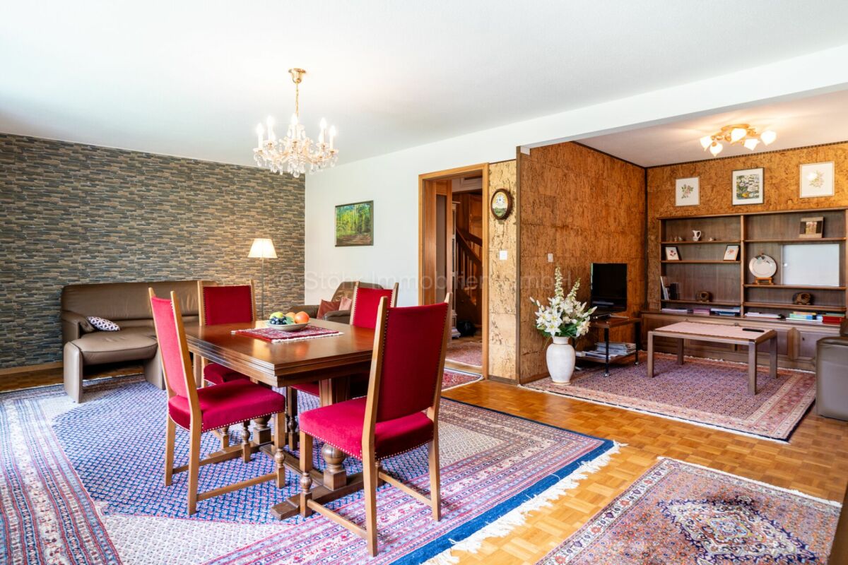 Wohn- und Esszimmer mit Retro-Möblierung