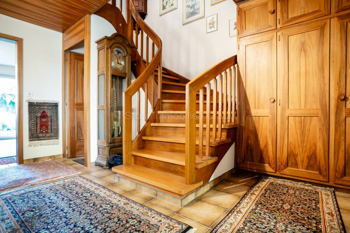 Eingangsbereich mit Holztreppe und Einbauschränken