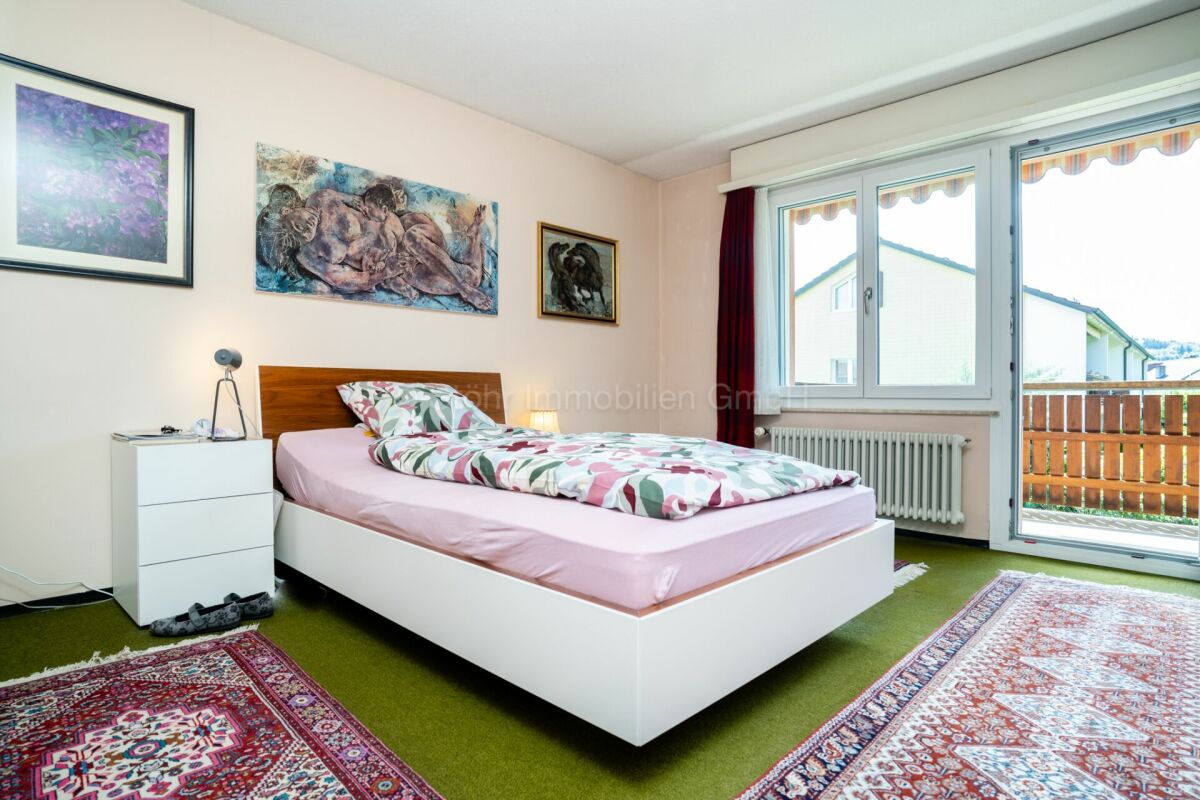 Helles Schlafzimmer mit Balkonzugang
