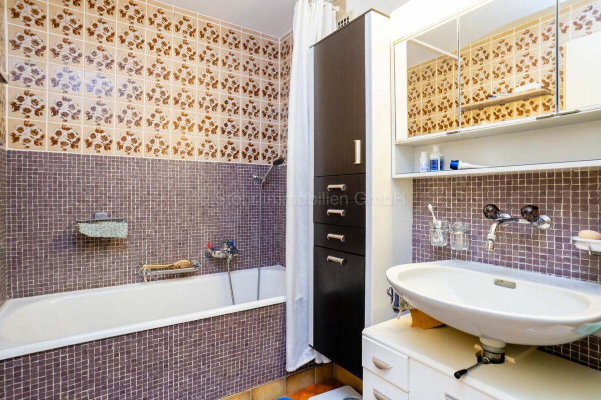 Badezimmer mit Badewanne und Waschplatz