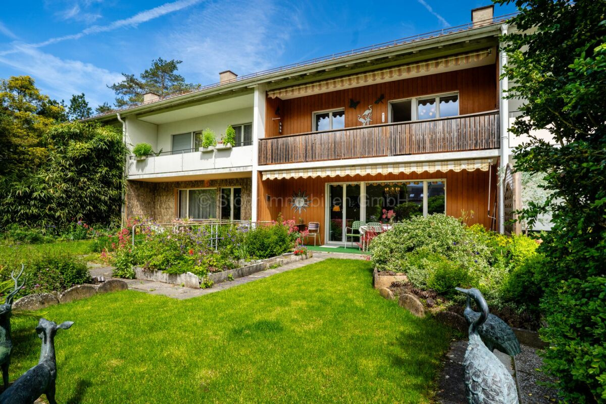 Gartenansicht eines zweigeschossigen Wohnhauses