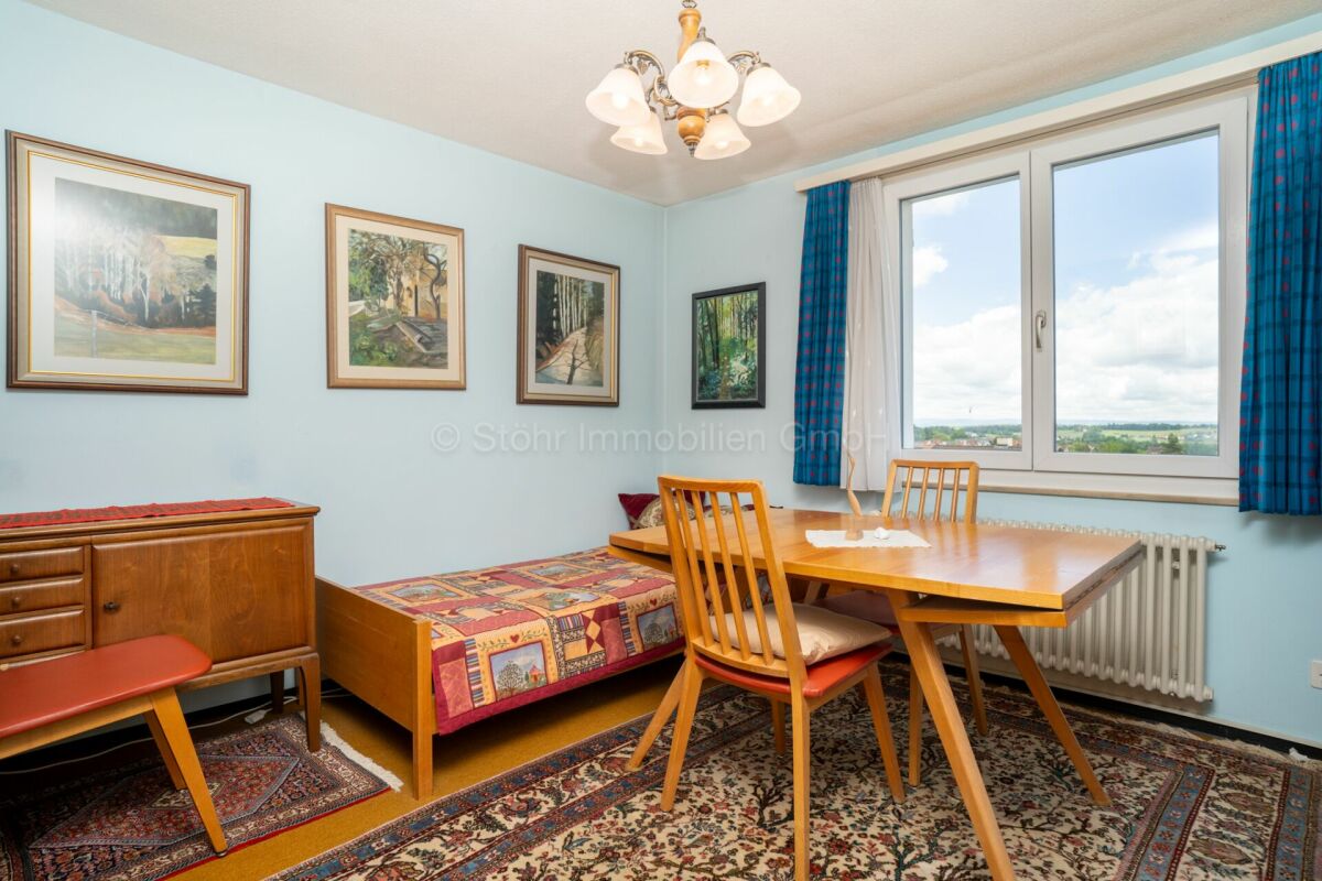 Gemütliches Schlafzimmer mit Esstisch am Fenster