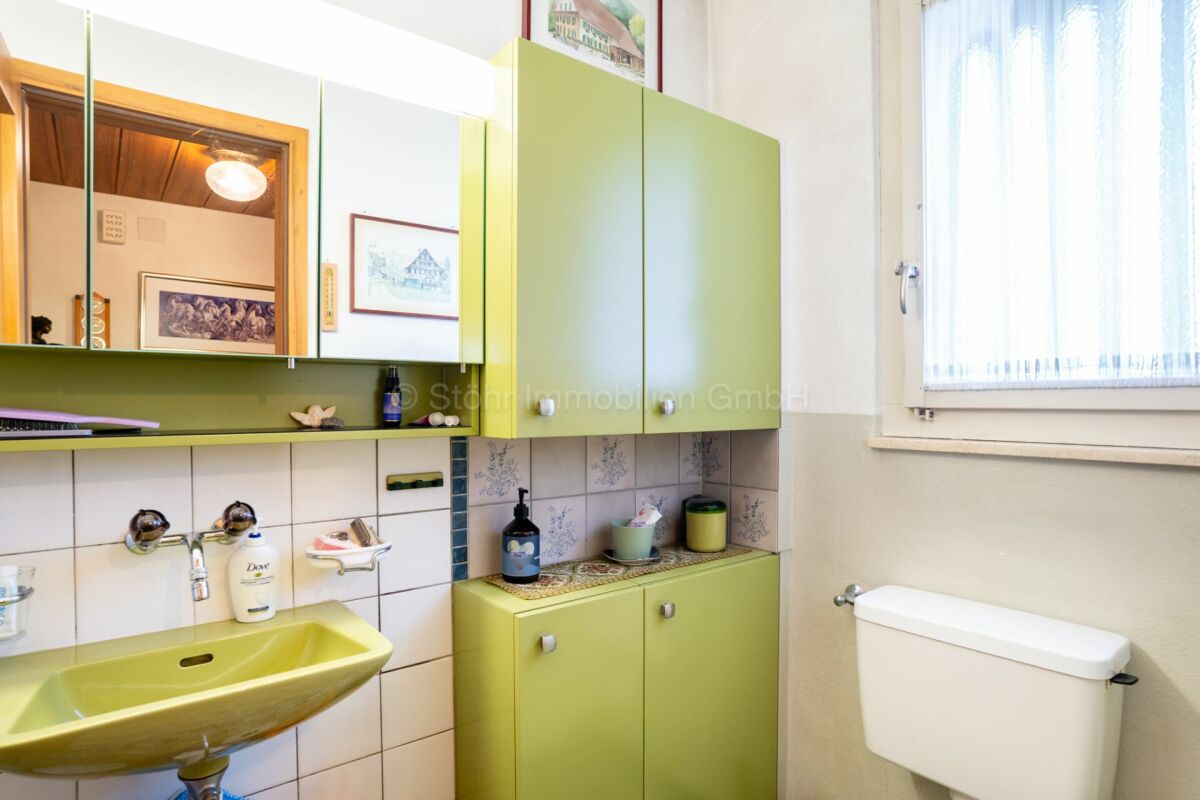 Gäste-WC mit grünem Waschtisch und WC