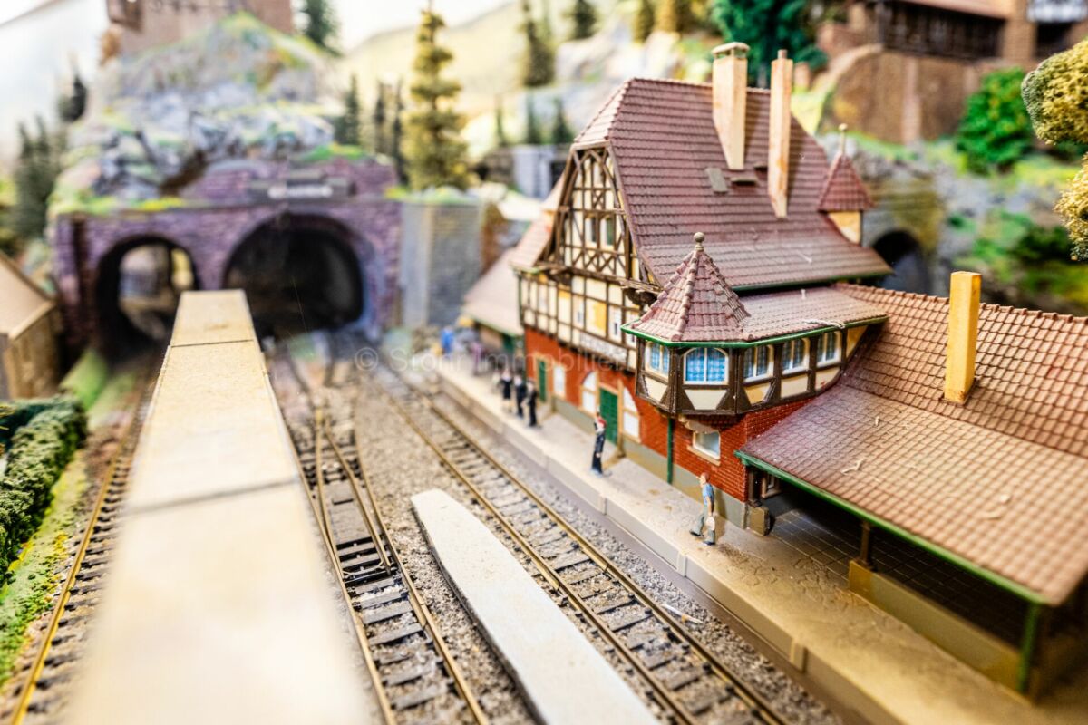Modelleisenbahn mit Bahnhof und Tunnel