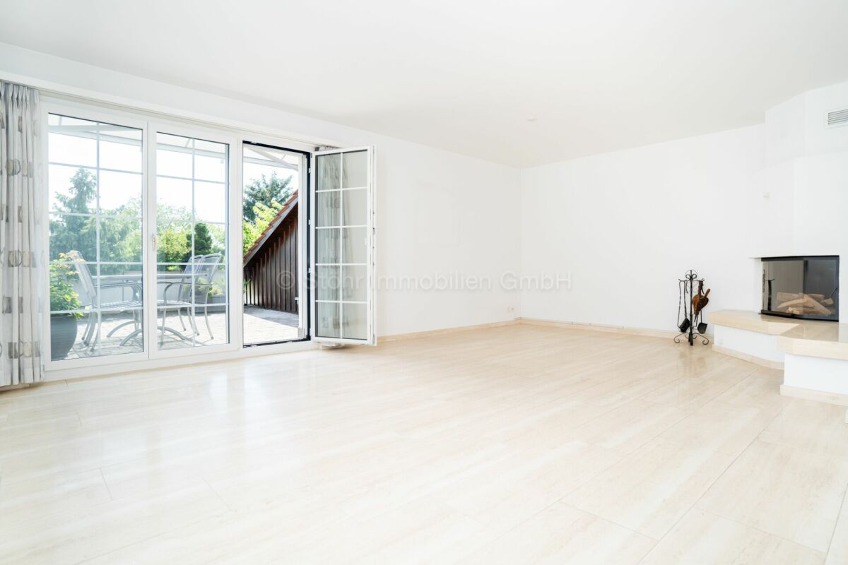 Helles Wohnzimmer mit Terrasse