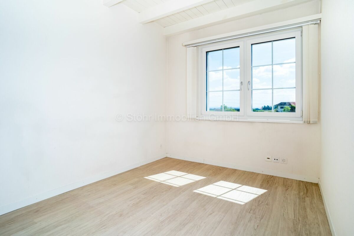 Heller leerer Raum mit Fenster