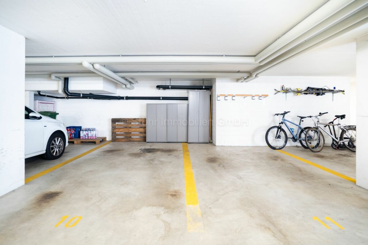 Tiefgarage mit Stellplätzen und Abstellflächen