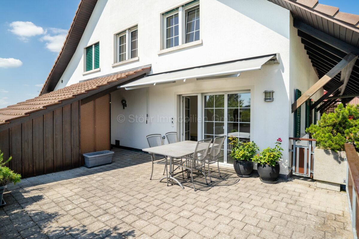 Terrasse vor einem Einfamilienhaus
