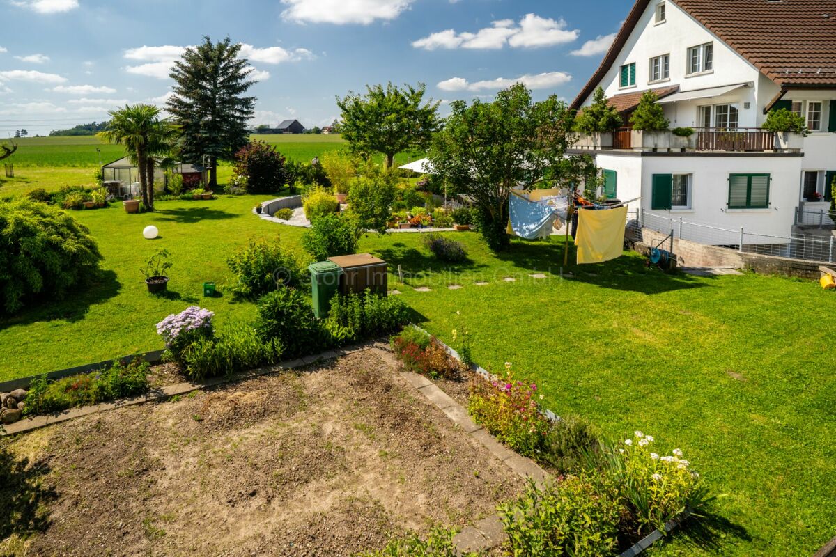 Großer Garten mit Wohnhaus