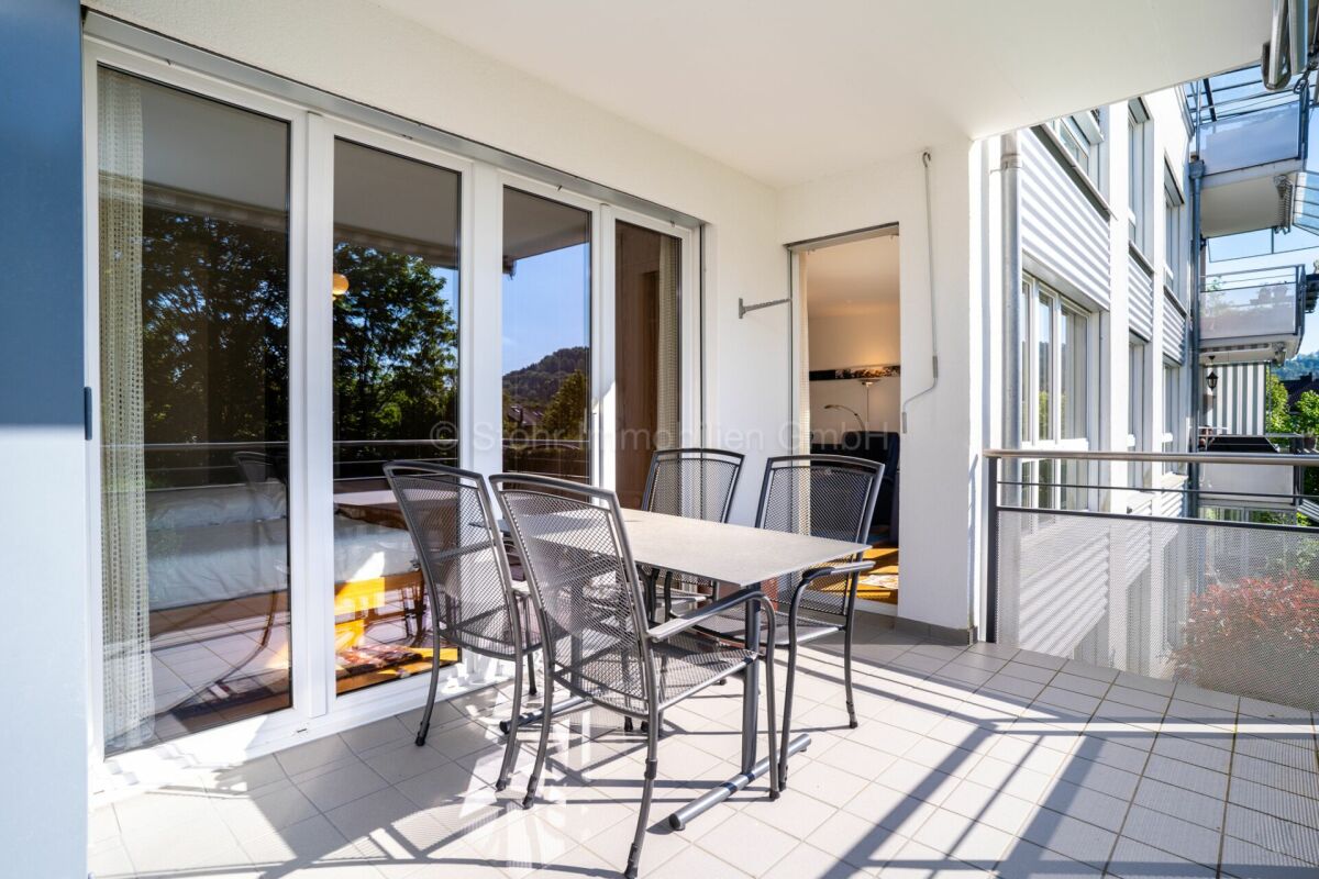 Balkon mit Esstisch