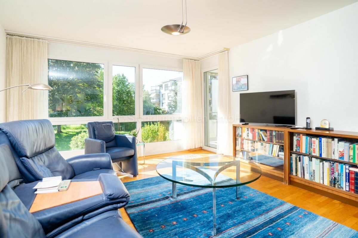 Helles Wohnzimmer mit großen Fenstern