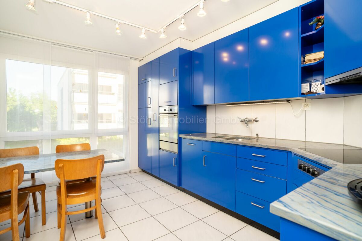 Blaue Küche mit Essbereich