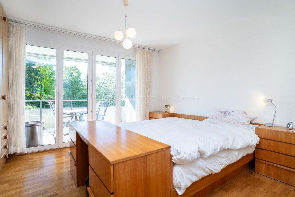 Helles Schlafzimmer mit Balkonzugang