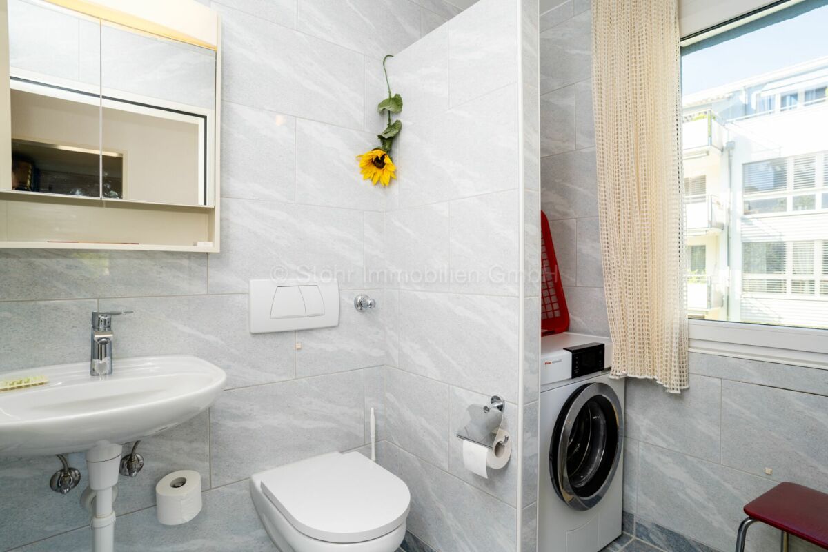 Modernes Gäste-WC mit Waschmaschinenbereich