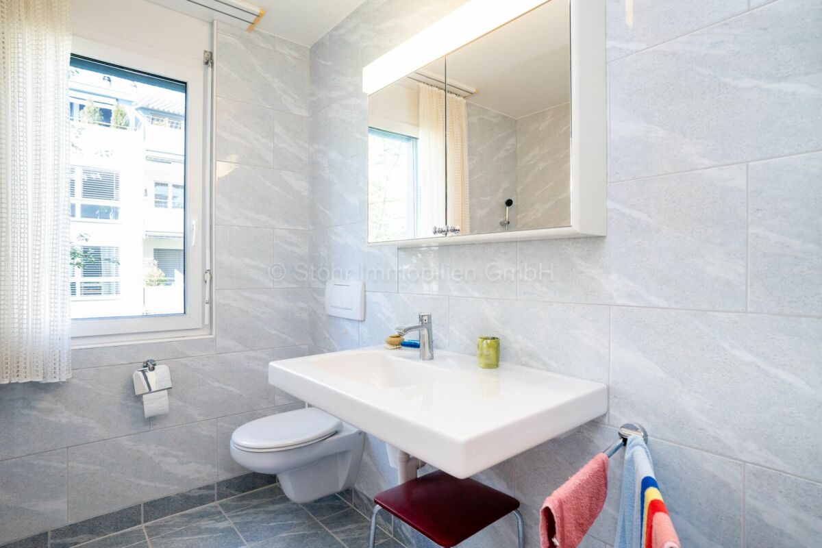 Helles Badezimmer mit Waschtisch und WC