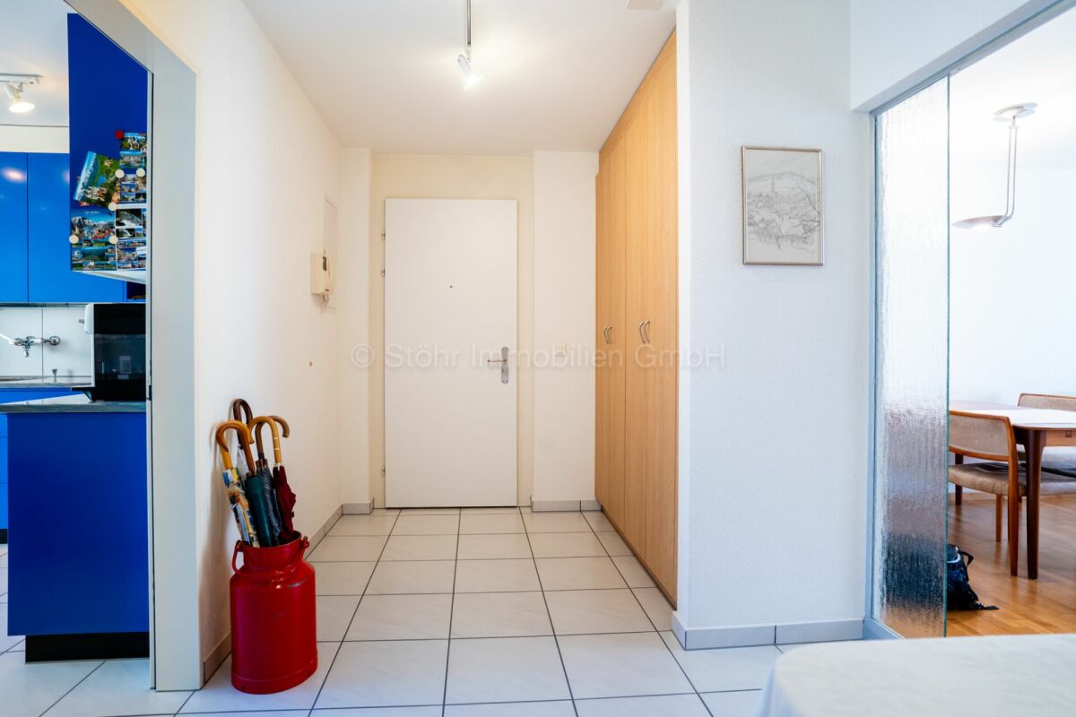 Heller Eingangsbereich mit Blick in Küche und Essbereich